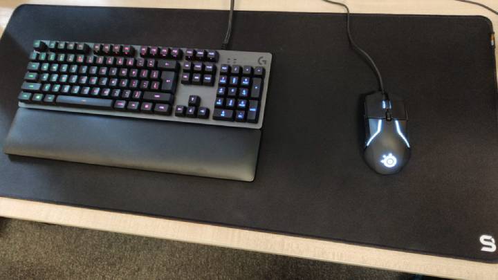 Optymalizując pod siebie ustawienia myszy, nie powinniśmy zapominać o wyborze odpowiedniej podkładki. Na rynku dostępne są modele o szerokości przekraczającej 90 cm – tak jak prezentowana na zdjęciu Endorphy Cordura Speed XL. - 2019-02-25