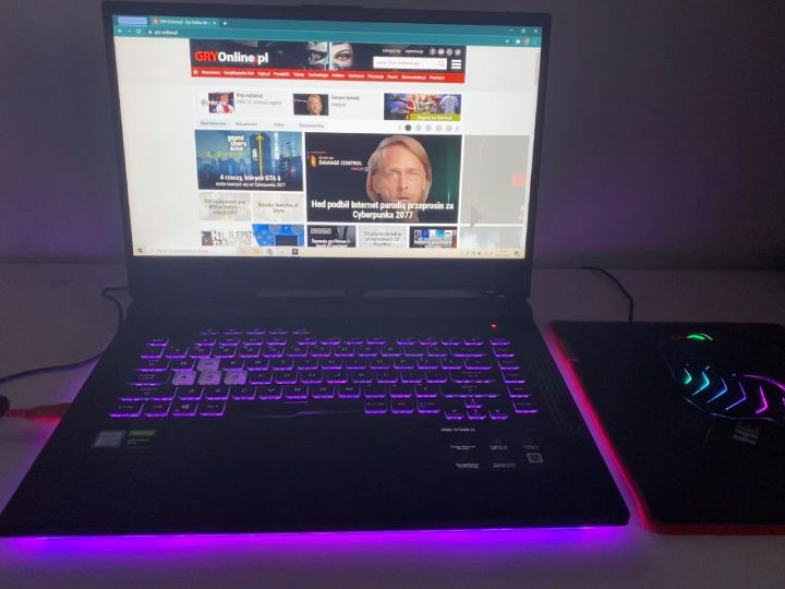Tak, laptop Karoliny to sprzęt dla prawdziwych graczy, widać to od razu. - Ile musisz mieć RGB, żeby być prawdziwym graczem - dokument - 2021-03-01