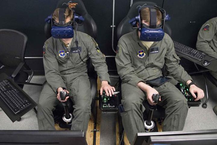 Początkujący piloci USAF w programie szkolenia Pilot Training Next. Tym razem gogle HTC Vive Pro i tradycyjnie joysticki Thrustmastera. - Polski „Jastrząb” w grze i w realu - jak się lata F-16C w domu - dokument - 2021-11-30