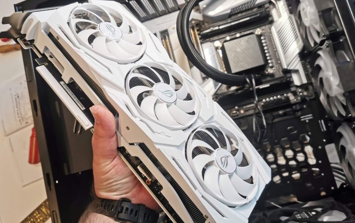 Najważniejsze decyzje podejmujemy w momencie zakupu – musimy mieć pewność, że nowa karta zmieści się w obudowie. - Wymiana i montaż karty graficznej – jak zrobić to dobrze - dokument - 2020-08-17