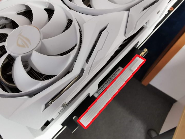 Pamiętajmy o usunięciu zabezpieczenia na złączach oraz zerwaniu folii ochronnej, jeśli je zastosowano. - Wymiana i montaż karty graficznej – jak zrobić to dobrze - dokument - 2020-08-17