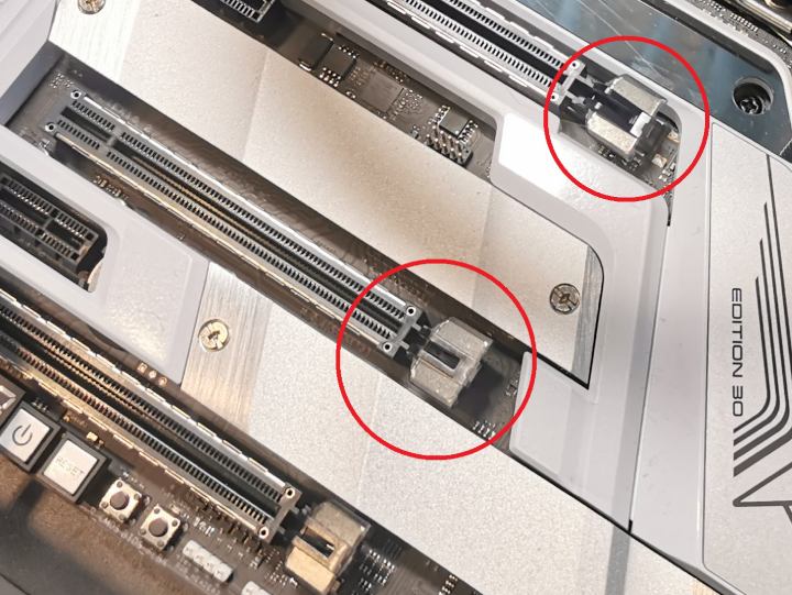 Zacisk przy slocie PCI Express powinien zatrzasnąć się po poprawnym włożeniu karty na miejsce. - Wymiana i montaż karty graficznej – jak zrobić to dobrze - dokument - 2020-08-17