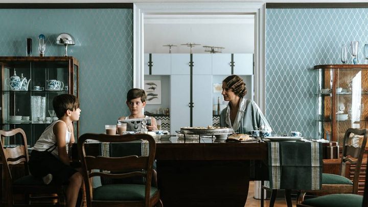 Tylko spójrzcie na kompozycję kadru i scenografię – to są właśnie te detale! - Obejrzałem Króla, a czuję się jak po Peaky Blinders - Polska ma w końcu swojski serial gangsterski - dokument - 2020-11-09