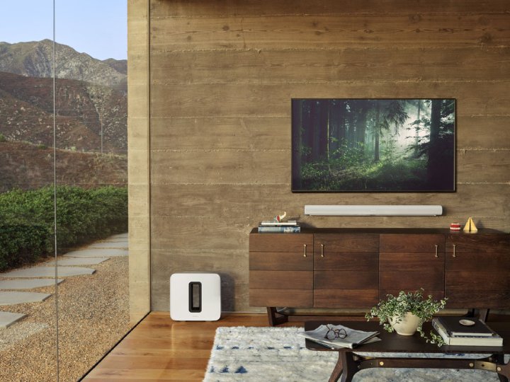 Przewaga soundbara nad kinem domowym – brak plątających się dookoła kabli. Źródło: Sonos - Soundbar – dobry głośnik do telewizora i komputera - dokument - 2020-06-17