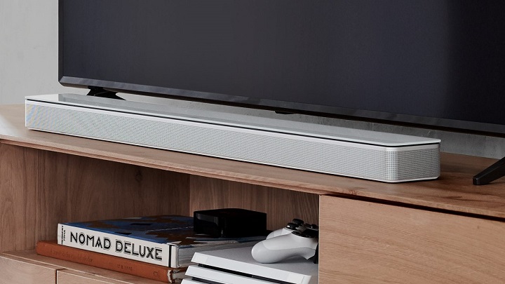 Nie wszystkie belki są czarne. Powyżej biały Bose Soundbar 700. Źródło: Bose - Soundbar – dobry głośnik do telewizora i komputera - dokument - 2020-06-17