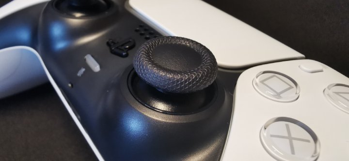 Analogowe gałki pokryte są wypukłościami dla lepszego chwytu. - Sprawdzamy pad do PS5 - DualSense to mała rewolucja - dokument - 2020-11-03