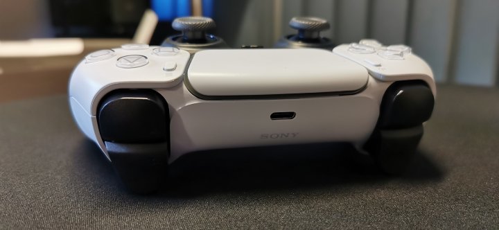 Nie tylko dysk SSD – obecność USB-C przypomina, że mamy już 2020 rok. - Sprawdzamy pad do PS5 - DualSense to mała rewolucja - dokument - 2020-11-03