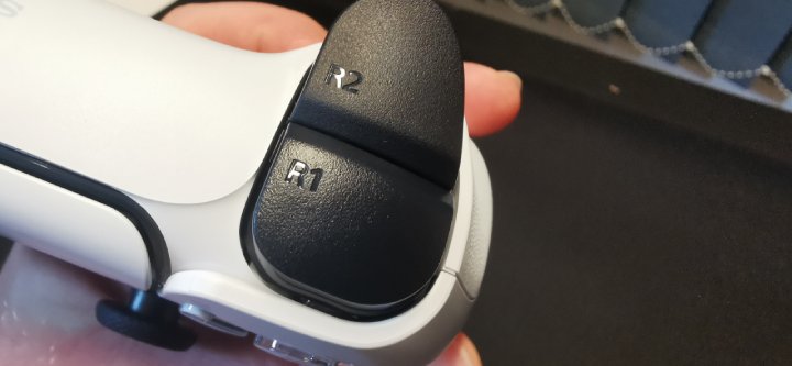 Adaptacyjne spusty z zewnątrz wyglądają zwyczajnie i niepozornie. - Sprawdzamy pad do PS5 - DualSense to mała rewolucja - dokument - 2020-11-03