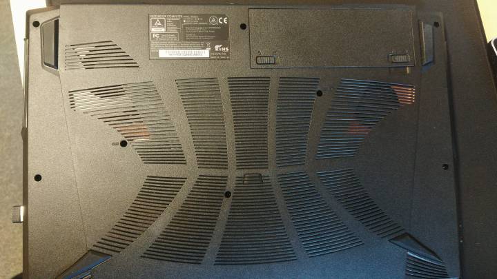 Aby dostać się do wnętrza laptopa wystarczy odkręcić kilka śrubek. - Jak poprawić działanie laptopa - dokument - 2019-12-30