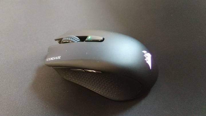 Myszka bezprzewodowa ma własne zasilanie, więc nie będzie „doić” naszego lapka – niestety oszczędność energii w tym wypadku nie jest specjalnie duża. - Jak poprawić działanie laptopa - dokument - 2019-12-30