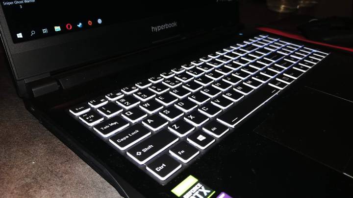 Jeśli jesteś fanem podświetlanych klawiatur i lampek RGB, ostrzegamy: one też przyczyniają się do większego zużycia baterii w laptopie. - Jak poprawić działanie laptopa - dokument - 2019-12-30