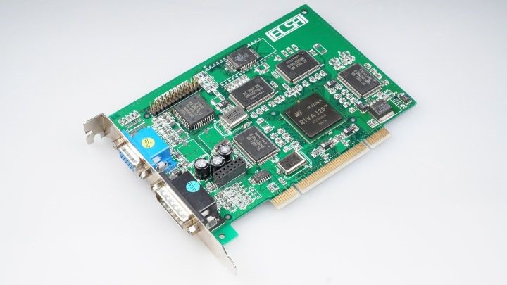 Elsa Victory Erazor ma zegar taktowany na 100 MHz oraz 4 MB pamięci SGRAM. W przeciwieństwie do konkurencji, czyli kart Voodoo, model Riva 128 może wyświetlać obraz zarówno w 2D, jak i w 3D. - 2018-10-24