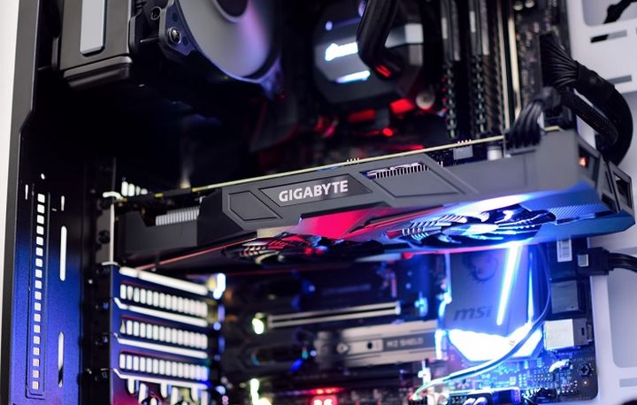 Wyjęcie karty graficznej nie wymaga wiele czasu. Pamiętajcie tylko, żeby zwolnić zabezpieczenie przy szynie PCIe x16. - 12 głupich błędów, które popełniamy, składając komputer - dokument - 2022-01-19