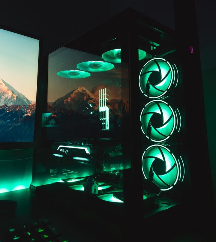 Podświetlenie RGB w wentylatorach może przyczynić się do popełnienia kolejnego błędu. - 12 głupich błędów, które popełniamy, składając komputer - dokument - 2022-01-19