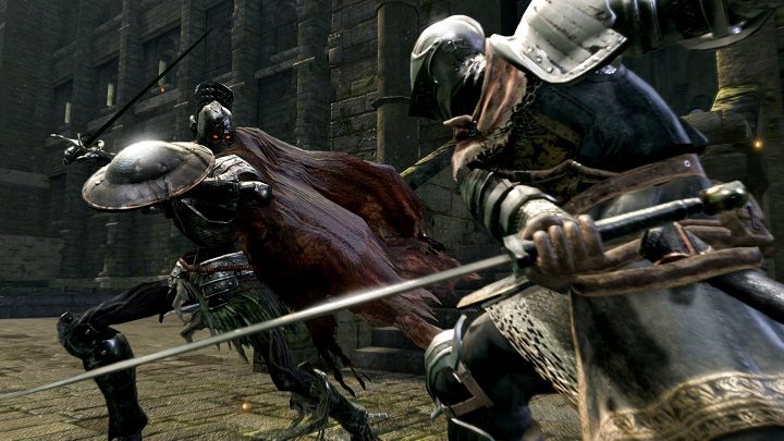 Pierwsze podejście do Dark Souls jest jak toczenie kamienia przez Syzyfa na szczyt góry. Szybko okazuje się jednak, że wytrwałość przynosi stopniowe postępy. - Symulator umierania, który dodaje otuchy - pierwsze Dark Souls kończy 10 lat - dokument - 2021-09-22