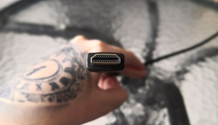 HDMI łączy znacznie więcej niż tylko monitor z kartą graficzną. Za pomocą takiego przewodu podłączyłem na stałe swojego peceta pod telewizor. - HDMI czy DisplayPort - najlepsze złącze do monitora - dokument - 2020-10-28