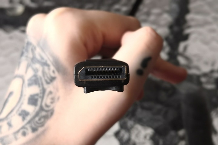 Na pierwszy rzut oka wtyczka DP wygląda podobnie do HDMI. Wystarczy jednak chwila, aby zauważyć różnice. - HDMI czy DisplayPort - najlepsze złącze do monitora - dokument - 2020-10-28