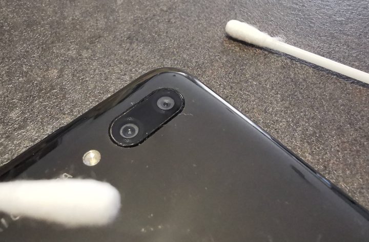 Waciki przydadzą się do czyszczenia zakamarków. - Dezynfekcja telefonu - jak robić to dobrze - dokument - 2020-03-25