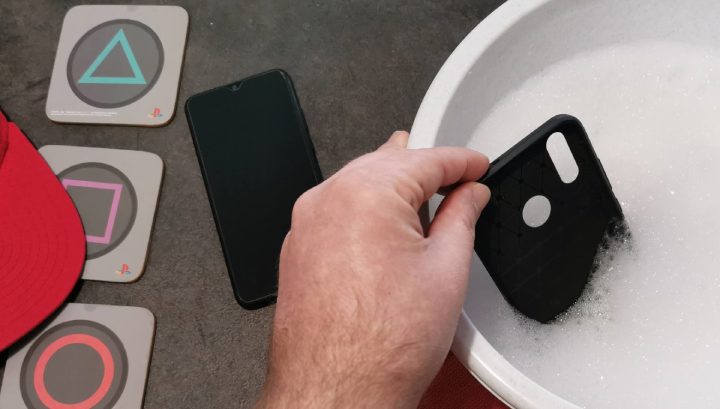 Etui czy inny pokrowiec możemy spokojnie „wykąpać”, nie powinien się od tego uszkodzić. - Dezynfekcja telefonu - jak robić to dobrze - dokument - 2020-03-25