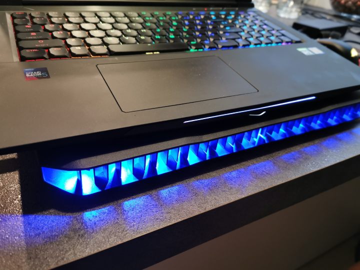 Zbyt mała podstawka nie tylko nie będzie spełniać swojej funkcji, ale może doprowadzić do nieplanowanego upadku i uszkodzenia laptopa. - Podkładka chłodząca do laptopa - czy warto - dokument - 2020-10-14