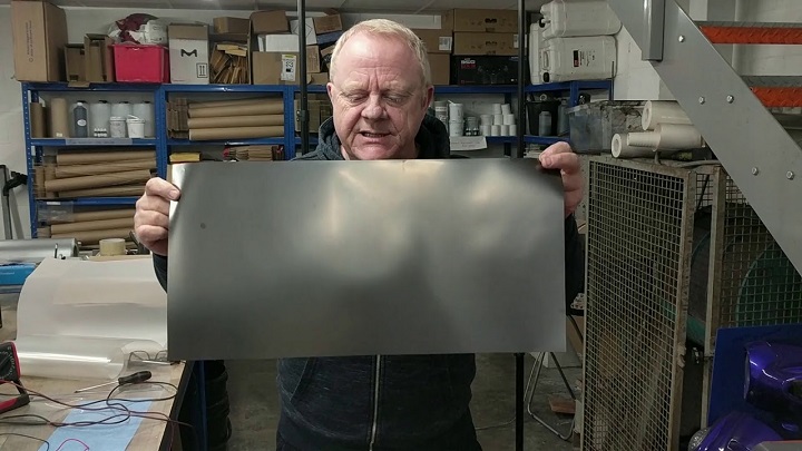 Choć grafen miał być rewolucją, to na razie jego użyteczność jest dość ograniczona Niektórzy eksperymentują z tym materiałem na własną rękę. Źródło: Robert Murray-Smith | YouTube. - 10 polskich wynalazków, które miały odnieść sukces - dokument - 2021-12-29