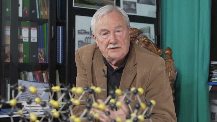 Prof. Sylwester Porowski kierował zespołem, który opracował dobrą metodę produkcji niebieskiego lasera. Źródło: Fundacja na rzecz Nauki Polskiej | YouTube - 10 polskich wynalazków, które miały odnieść sukces - dokument - 2021-12-29