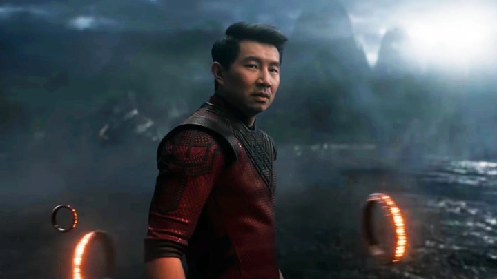 Shang-Chi and the Legend of the Ten Rings, reż. Destin Daniel Cretton, Marvel Studios, Walt Disney Studios 2021. - Czy MCU naprawdę się sypie? 10 najczęściej wymienianych „grzechów” Marvela - dokument - 2023-03-23