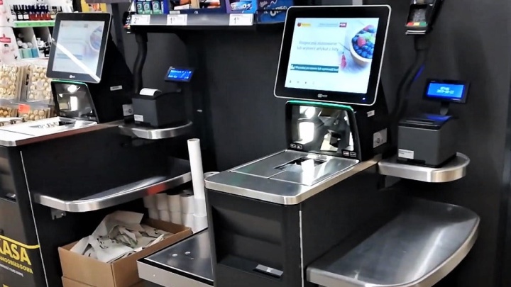 Samoobsługowa kasa w supermarkecie pewnej znanej sieci. Źródło: InnaTelewizja - 5 zawodów, w których ludzie mogą niedługo zostać zastąpieni przez roboty - dokument - 2021-09-03