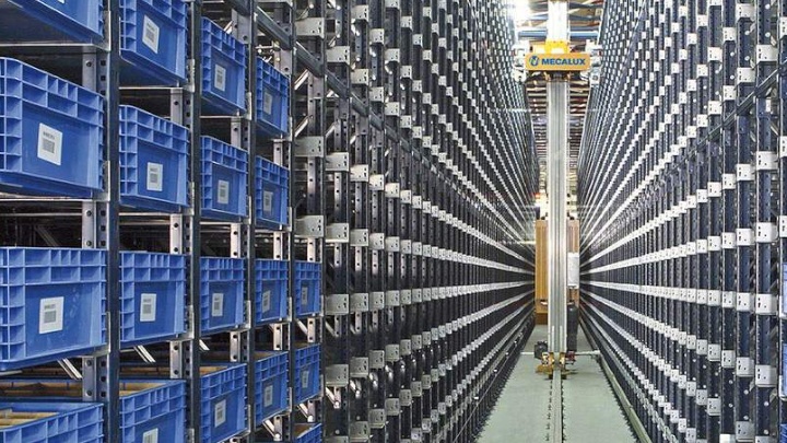 Układnica w magazynie wysokiego składowania. Źródło: Mecalux - 5 zawodów, w których ludzie mogą niedługo zostać zastąpieni przez roboty - dokument - 2021-09-03