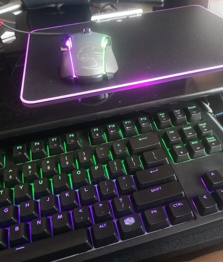 Czasami zmieniam barwy po to, aby były zgodne z aktualnie ogrywaną produkcją. Jestem ciekaw, czy ktoś też tak robi. Dajcie znać w komentarzach. Powyższe kolorki ustawiłem sobie w czasie przechodzenia Day of the Tentacle: Remastered. - Jeden program, żeby kontrolować całe RGB w komputerze - testujemy - dokument - 2021-12-03