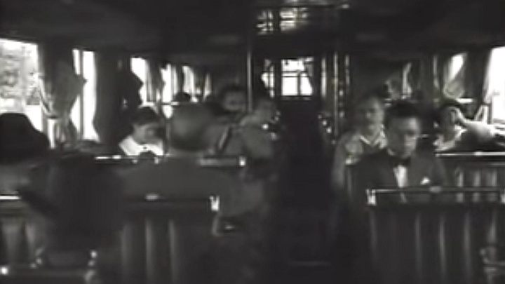 Wnętrze raczej nie było zbyt przestronne. Źródło: YouTube / wartoscbezwzgledna - Luxtorpeda - czy polski superpociąg był super i czy był polski? - dokument - 2022-03-18