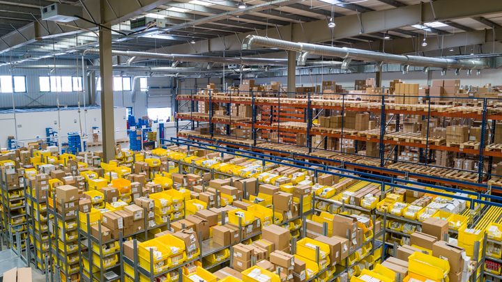 Początkowo takie magazyny były jedynie marzeniem Bezosa. - Od czego zaczynał Jeff Bezos? Początki Amazona - dokument - 2021-11-24