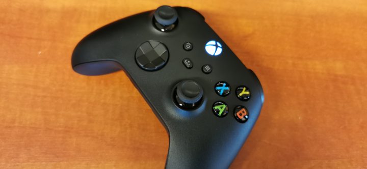 Najważniejszym akcesorium do każdej konsoli jest dodatkowy kontroler. Przyda się też do PC! Źródło: własne - PS5 vs Xbox Series X. Jaką konsolę kupić w 2024 roku - dokument - 2024-04-19