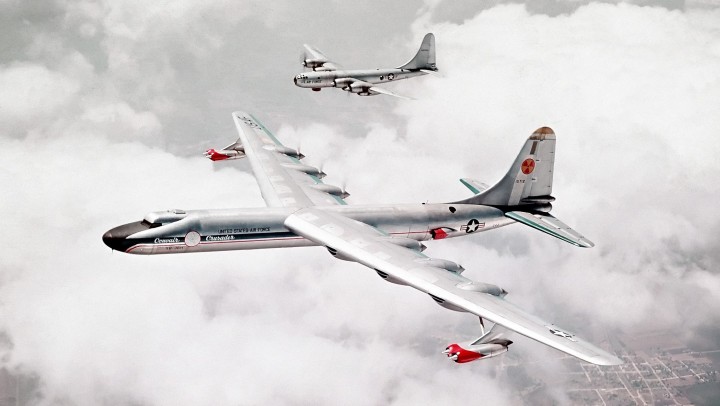 Convair X-6 (XB-36H), w tle B-50. Źródło: USAF - Czemu po niebie nie latają samoloty z napędem jądrowym? - dokument - 2022-10-14