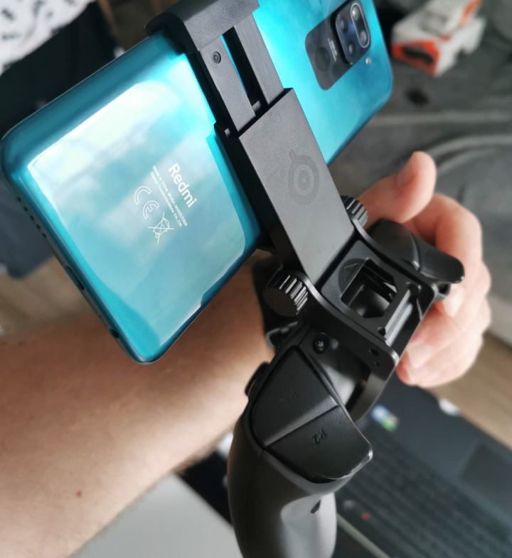 Dzięki uchwytom takim jak SteelSeries SmartGrip możemy zamienić naszego smartfona w przenośną konsolkę do grania – koniec z męczeniem się na dotykowym ekranie. - Najlepszy pad do PC - dokument - 2021-01-20