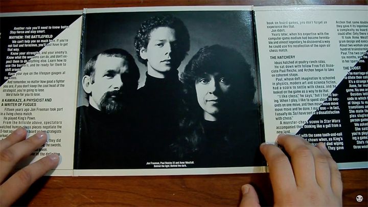 Czy to Led Zeppelin? Nie, tak prezentowała się wewnętrzna część okładki gier EA – z fotką „artystów”, którzy stworzyli dany tytuł. To Archon: The Light and the Dark w wersji na komputer Commodore 64. Kadr z kanału YouTube: The Crow Continuum. - Artyści od gier - historia studia Electronic Arts - dokument - 2020-11-19