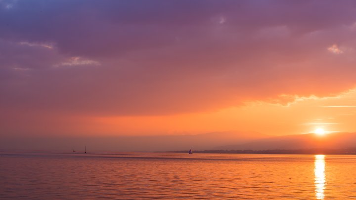 Właściwa dla nas, ustalona strefa czasowa to nieco wcześniejsze zachody Słońca. - Zmiana czasu - czy czas letni i zimowy naprawdę są potrzebne? - dokument - 2021-10-28