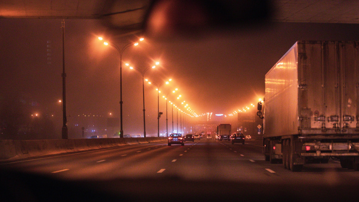 Cały rok w czasie letnim (UTC+2) oznacza zimowe dojazdy do pracy w ciemnościach. - Zmiana czasu - czy czas letni i zimowy naprawdę są potrzebne? - dokument - 2021-10-28