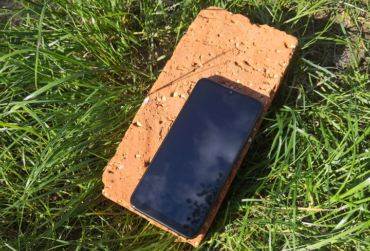 Jeszcze trochę brakuje. Na zdjęciu Xiaomi Redmi 7. - Czy telefony robią się coraz większe i czy jest to problem? - dokument - 2020-07-09