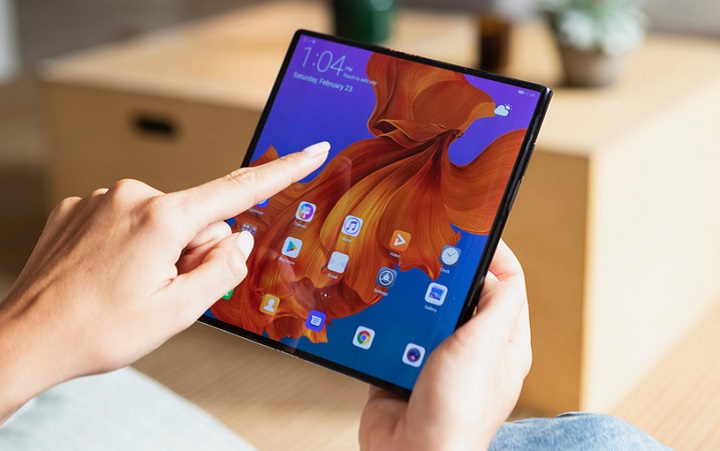 Z cyklu „Twój […] jest lepszy (bo większy) niż mój”. Na zdjęciu składany smartfon Huawei Mate X. Źródło: Huawei - Czy telefony robią się coraz większe i czy jest to problem? - dokument - 2020-07-09