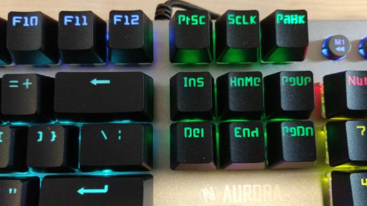 Może to czepialstwo, ale czcionka zastosowana na klawiszach jest zwyczajnie brzydka. - 2019-05-23