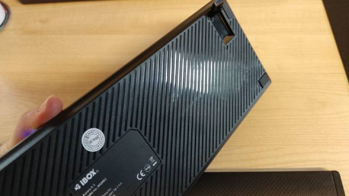 Aurora K-3 nie trzyma się szczególnie dobrze biurka, ale większości użytkowników nie powinno to specjalnie przeszkadzać. - 2019-05-23