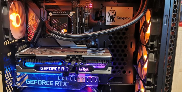 Bardzo szkoda, że dzięki światełkom nie mamy więcej mocy obliczeniowej... - Kamera, mikrofon i komputer do streamowania - od czego zacząć? - dokument - 2020-12-17