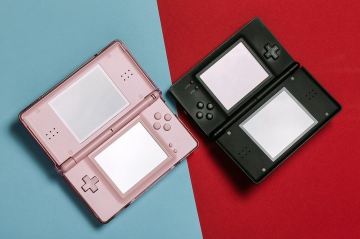 Na Nintendo DS (na zdjęciu wersja Lite) działały produkcje z Game Boy Advance, co dodatkowo rozszerzało i tak już pokaźną biblioteczkę gier i programów. - Świat ją pokochał, a Polacy? Tej konsoli nie polubiliśmy - dokument - 2022-03-21