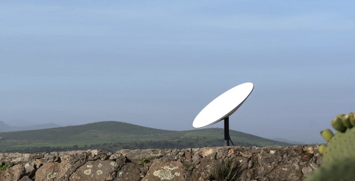 Połączenie jest najlepsze, gdy antena znajduje się pod niczym niezasłoniętym niebem, z dala od budynków i innych przeszkód terenowych. Źródło: starlink.com - System Starlink - co to jest i jak działa? - dokument - 2022-05-23