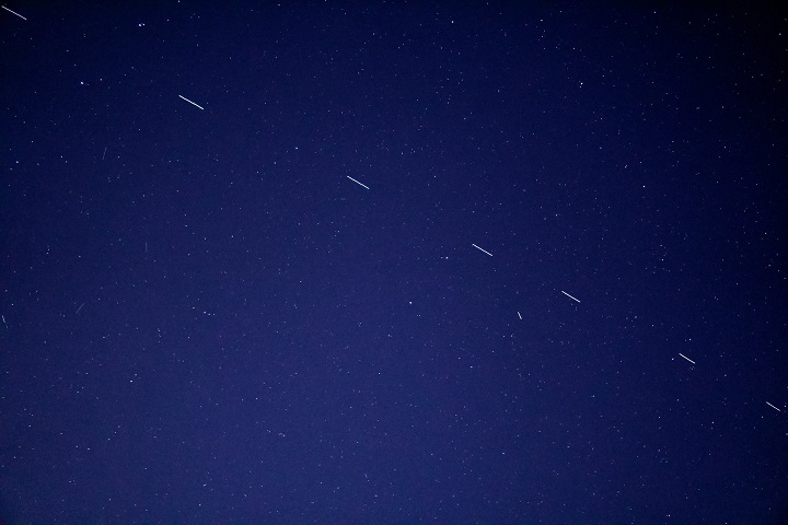 Z terenu Polski co jakiś czas można podziwiać „kosmiczny pociąg” satelitów Starlink. Źródło: unsplash.com - System Starlink - co to jest i jak działa? - dokument - 2022-05-23
