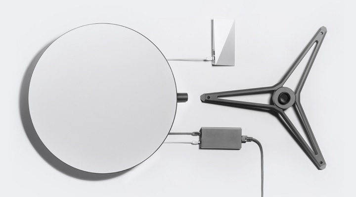 W przesyłce znajdziemy antenę Starlink wraz z podstawą, router Wi-Fi, zasilacz i przewody. Źródło: starlink.com - System Starlink - co to jest i jak działa? - dokument - 2022-05-23