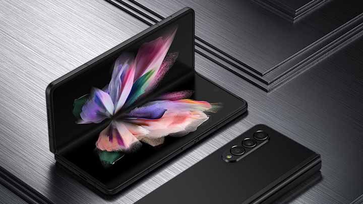 Telefon, który składa się jak książka. Źródło: samsung.com - Black Friday 2021: promocje, na które warto polować - dokument - 2021-11-25