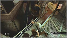 Podejdź do balustrady, przeskocz nad nią i przesuń się w lewo, dzięki czemu będziesz mógł zjechać po rynience na niższy balkonik #1 - Laboratoria White Box (1) | Opis przejścia - Tom Clancys Splinter Cell: Conviction - poradnik do gry