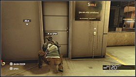 Podbiegnij szybko do znajdującego się po prawej stronie biurka, chowając się w takim miejscu by nie zostać zauważonym przez żadnego z dwóch patrolujących okolicę wrogów #1 (trzeci wartownik stoi w miejscu) - Laboratoria White Box (3) | Opis przejścia - Tom Clancys Splinter Cell: Conviction - poradnik do gry